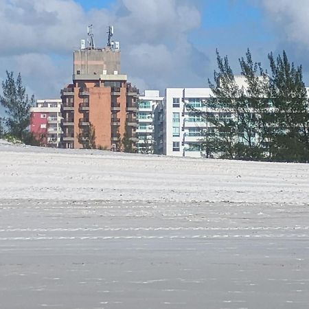 Apartamento Charmoso Em Frente A Praia Em กาโบฟรีโอ ภายนอก รูปภาพ