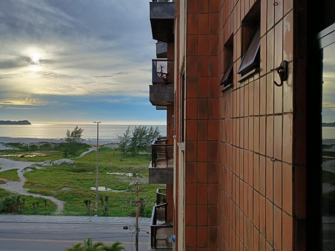 Apartamento Charmoso Em Frente A Praia Em กาโบฟรีโอ ภายนอก รูปภาพ